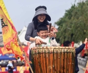 广西钦州：看戏击鼓 体验传统文化