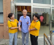 视老人如亲人 温情守护夕阳红——石龙区中鸿养老中心暖心服务获家属点赞