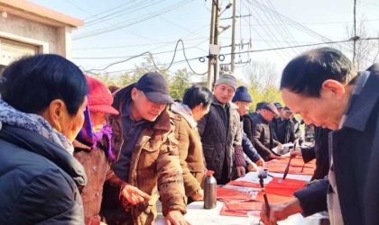 平顶山市文学书画院走进郏县坡河村为村民义写春联
