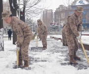 郑州市上街区人武部清雪保路绘就冬日暖心画卷