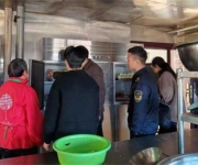 桐柏县城郊乡：“舌尖安全”不松懈！城郊乡突击检查食堂