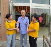 视老人如亲人 温情守护夕阳红——石龙区中鸿养老中心暖心服务获家属点赞