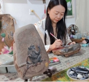 汝州丁鲜丽：让寻常小石头  登上艺术大舞台