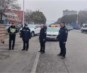 南阳市宛城区溧河街道：城管交警联合执法 整治违停乱象