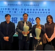 汝瓷梅瓶成国际友谊见证 泰国前副总理颇钦·蓬拉军收藏乾泽汝瓷作品