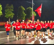 热血奔跑筑梦中国 方城龙城跑团彻夜接力献礼祖国76华诞