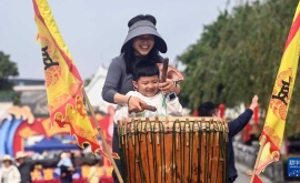 广西钦州：看戏击鼓 体验传统文化