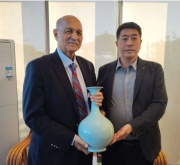 汝瓷国礼《竹节瓶》惊艳一带一路交流联谊会 获巴基斯坦政要收藏