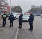 南阳市宛城区溧河街道：城管交警联合执法 整治违停乱象