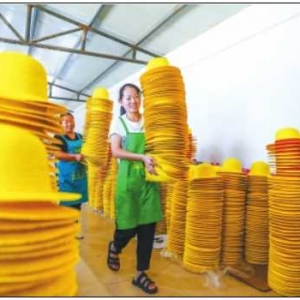 清丰县：小麦秸秆编成工艺品
