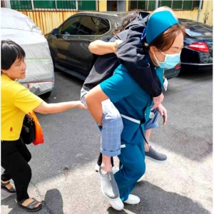 暖心又感动！灵宝市一院女护士把患者背下楼梯