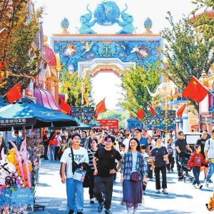 郑州银基国际旅游度假区国旗飘扬游客如织