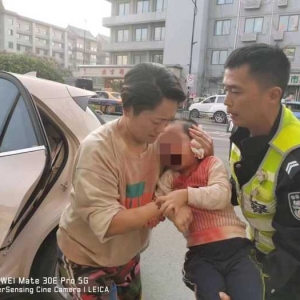 外地儿童意外受伤 开封交警驱车送医