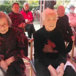 郏县冢头镇：大戏唱进养老院  重阳老人乐开怀