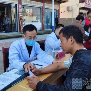 河南鲁山县：“义诊+演出”为群众送健康送欢乐
