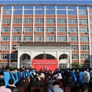 梦想成就未来 家校共铸辉煌——正阳县育英学校举行感恩励志教育报告会暨家长会