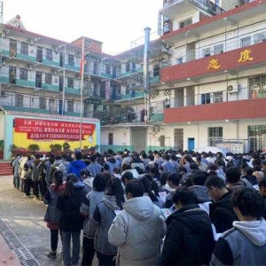 “凝聚社会力量，合力共抗艾滋”淅川县龙城街道卫生院开展艾滋病日宣传活动