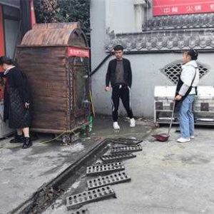 南阳市宛城区仲景街道陈棚社区 疏通下水道  为民办事暖人心