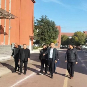 漯河市源汇区委常委、区委办主任高鹏到空冢郭镇初级中学督导食品安全示范城市创建工作