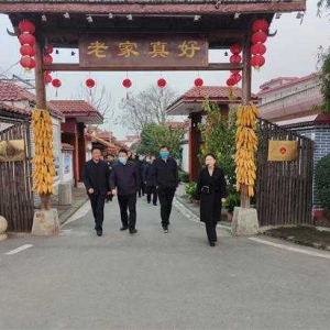 遂平县观摩考察团到西峡县五里桥镇白庙民俗村参观指导工作，推动乡村旅游发展