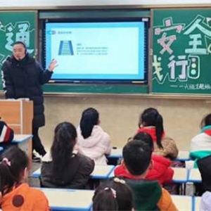 唐河县第三小学：小手拉大手  共创文明城