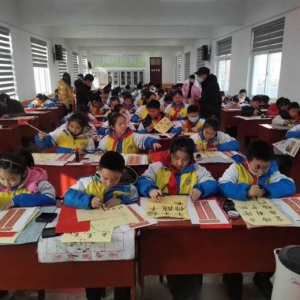 墨香迎新春 春联送祝福——遂平县第二小学兰亭书法社开展师生写春联送祝福活动