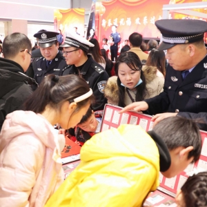 光山县公安局组织开展“新春送祝福 欢乐过大年”活动