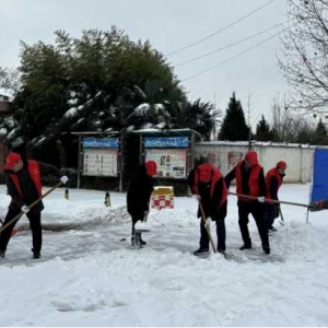 上蔡县思源实验学校：清除路段积雪，践行志愿精神