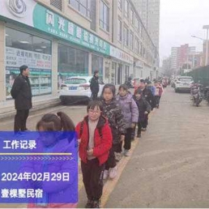 西峡县五里桥镇执法中队：做好学生出入校园的安全员