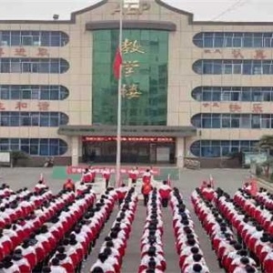 西峡县城区二中：举行“学习雷锋活动月”启动仪式