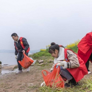 川渝“一抹志愿红” 守护碧水向东流