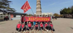 唐河县第三初级中学举行“践行雷锋精神，美化文峰广场”主题活动