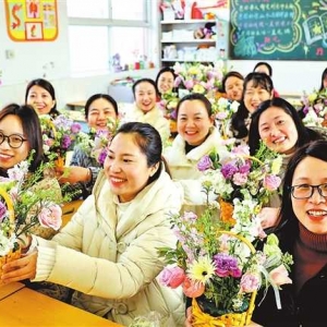 今天为她们送上关爱与祝福