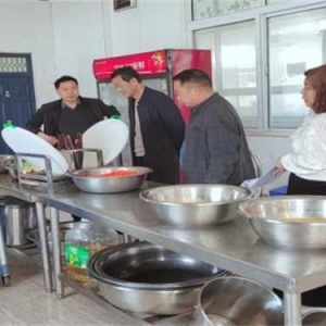 方城县古庄店镇中心学校:安全护航  “食”刻守护