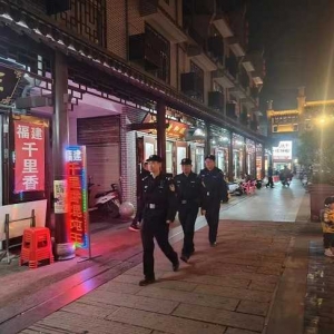 罗山宝城派出所：坚持夜巡不打烊 当好群众守夜人