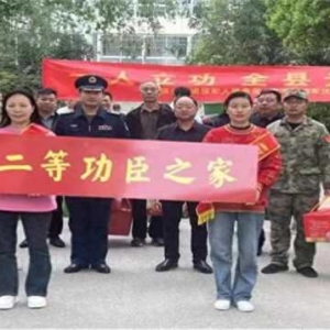 河南唐河：为荣立二等功现役军人家庭送喜报