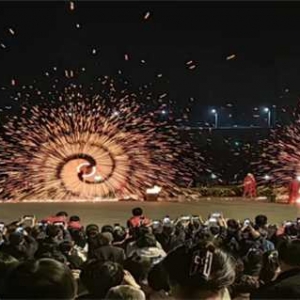 新野县应急管理局保障“打铁花”非遗展示表演活动顺利开展