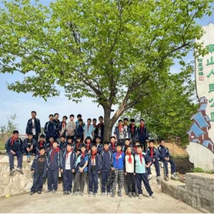方城县四里店镇第一中心小学:拥抱春天 远足寻梦