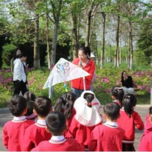 方城县实验幼儿园:约“绘”春天 放飞纸鸢