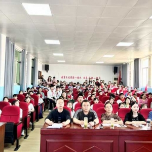 书香盈满育人路，躬耕读书正当时——罗山县楠杆镇中心学校举行“典籍里的中国”师生诵读活动
