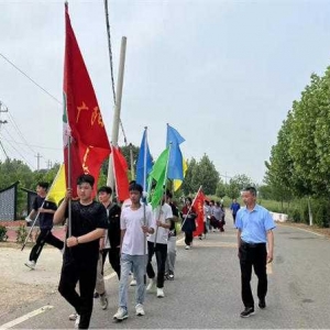 方城县广阳一中：远足磨意志献礼祖国75华诞