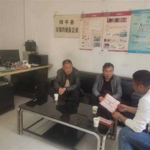 镇平县杨营镇司法所开展“送法进企业”普法宣传活动