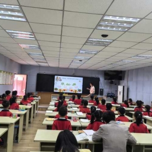 听课评课助成长，研课磨课共提升——遂平县第一小学举行听课评课活动