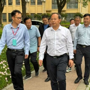 南阳市卧龙区委书记吕志刚看望鼓励高三师生