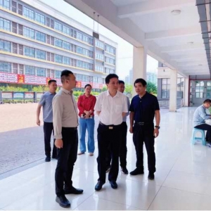 南阳市宛城区委书记樊牛到部分高中调研高三备考工作