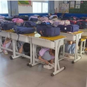 上蔡县第二小学举行校园防震减灾应急演练