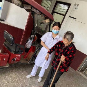 南召县小店乡卫生院：用搀扶诠释关爱