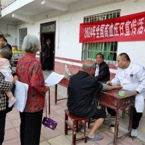 走近基层，贴紧群众，镇平县侯集镇卫生院开展“世界高血压日”宣传活动