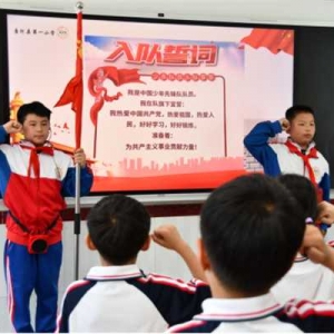 唐河县第一小学开展“童心追梦 入队争先”入队前教育活动