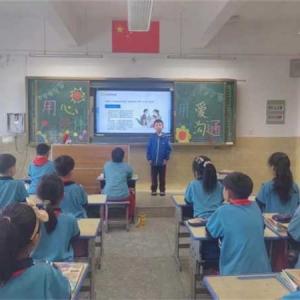 唐河三小举办“拉近‘心’距离”亲子沟通主题班会